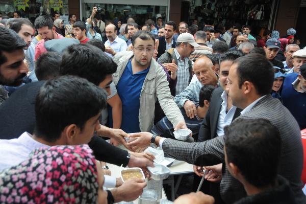 Gaziantep Ülkü Ocakları aşure dağıttı