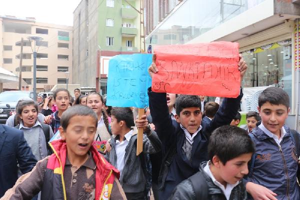 Öğrencilerden yıkım kararı çıkan okulda eğitime tepki yürüyüşü