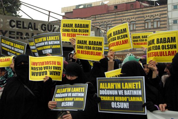 Diyarbakır'da tepki çeken afişler cuma namazı çıkışı protesto edildi