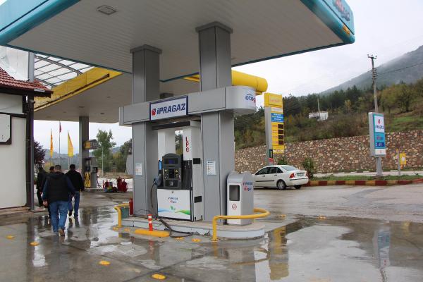 Akaryakıt istasyonunda görevliyi dövüp kasayı çaldılar