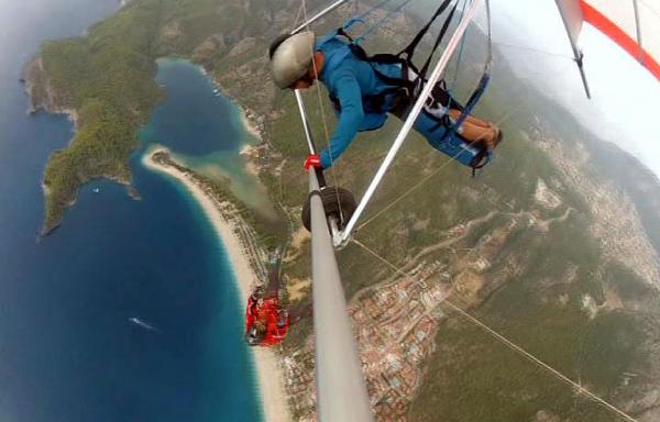 Yelken kanattan atlayıp, paraşütle iniş yaptı