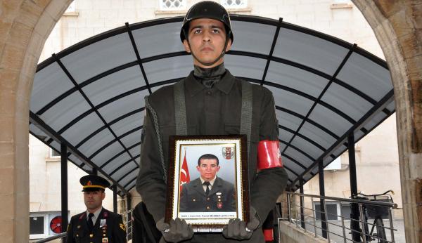Şehit uzman çavuş Kürtçe ağıtlarla son yolculuğuna uğurlandı
