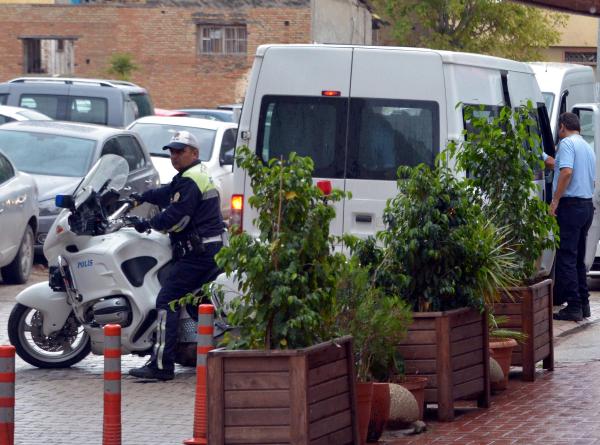 Cezaevi nakil aracından 3 hükümlü firar etti