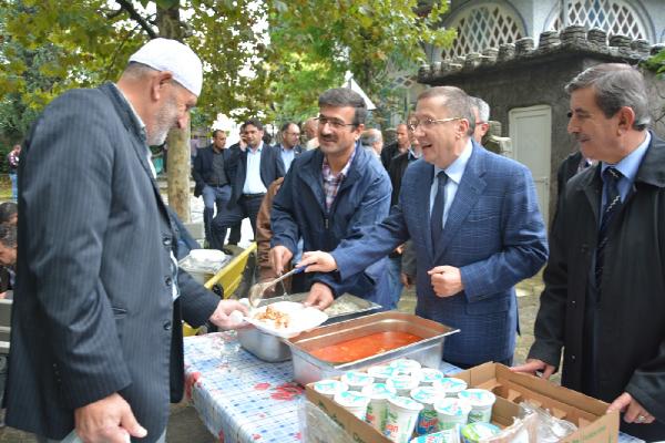 MHP'li Türkkan cami önünde pilav dağıttı