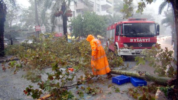 Antalya'da yağmur gündüz saatlerinde etkili olmadı (2)