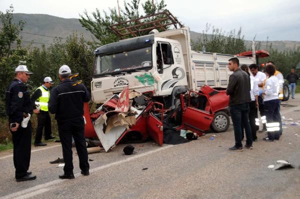 Tokat'ta kamyonla otomobil çarpıştı: 2 ölü, 1 yaralı
