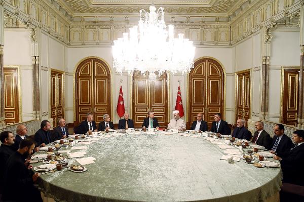 CUMHURBAŞKANI ERDOĞAN, ALEVİ KANAAT ÖNDERLERİNE "MUHARREM AŞI" VERDİ