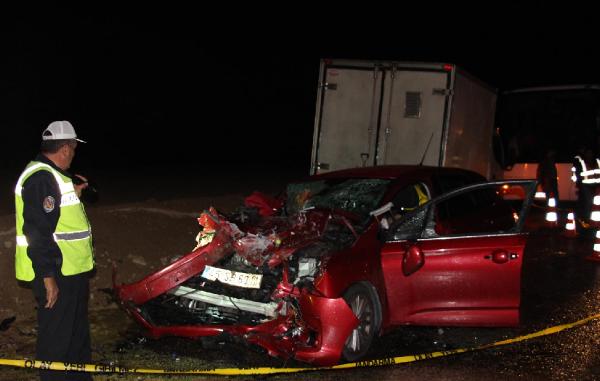 Otomobille kamyonet çarpıştı: 1 ölü, 4 yaralı