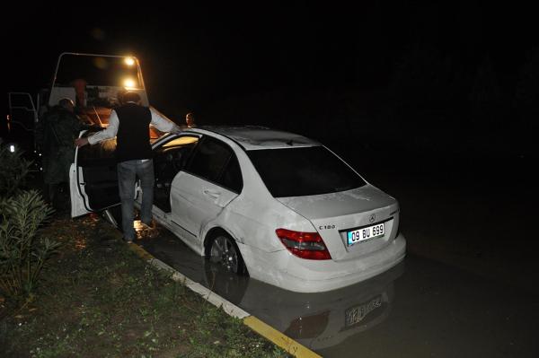 Sağanak yağış karayolunu trafiğe kapadı