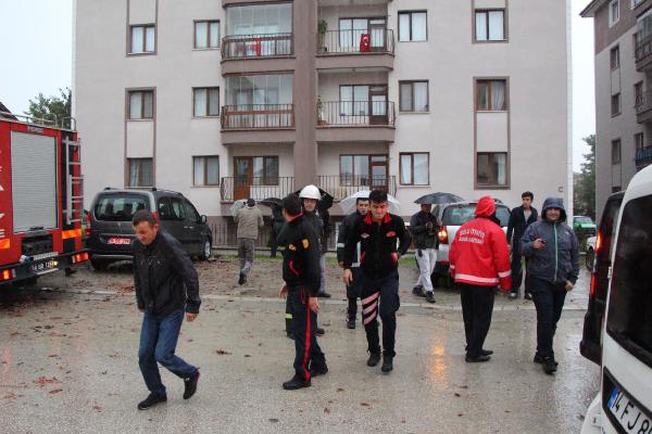 Apartmanın çatısına yıldırım düştü, fırlayan kiremitler araçlara zarar verdi