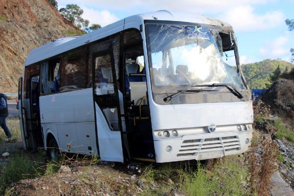 İşçi servisi devrildi: 12 yaralı