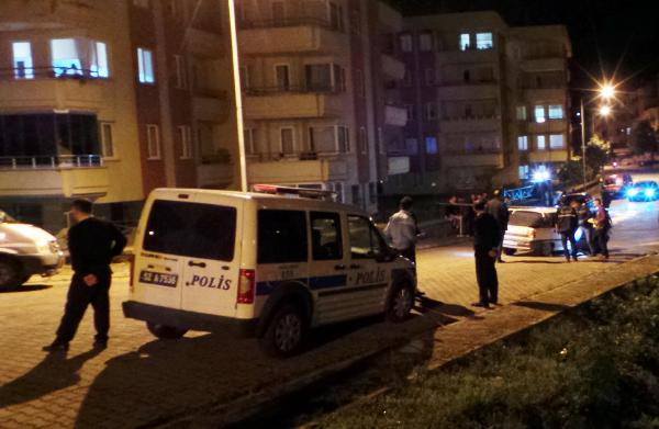 Şüphe üzerine kendilerini durduran polisi otomobille kaçırdılar