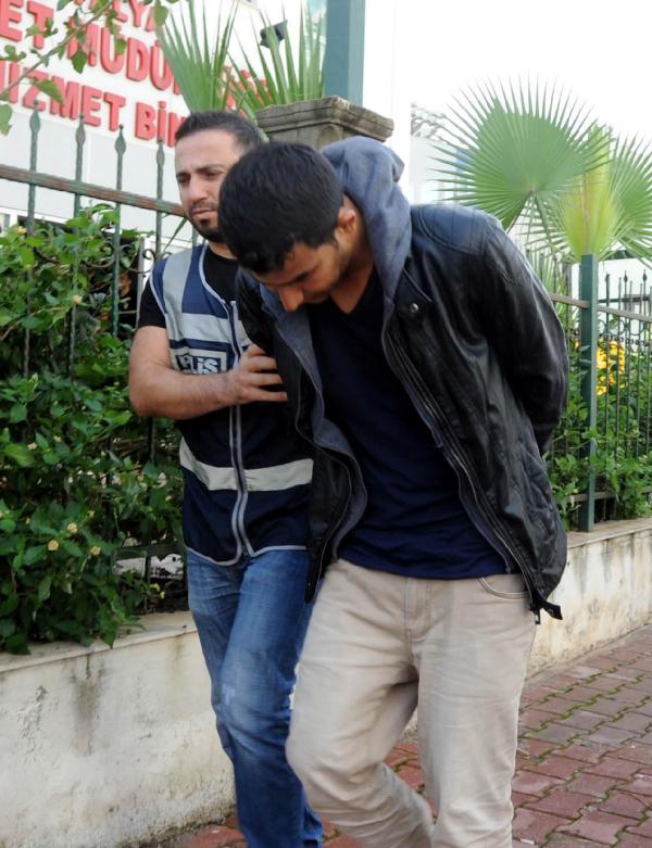 Telefon dolandırıcıları cami bahçesinde yakalandı