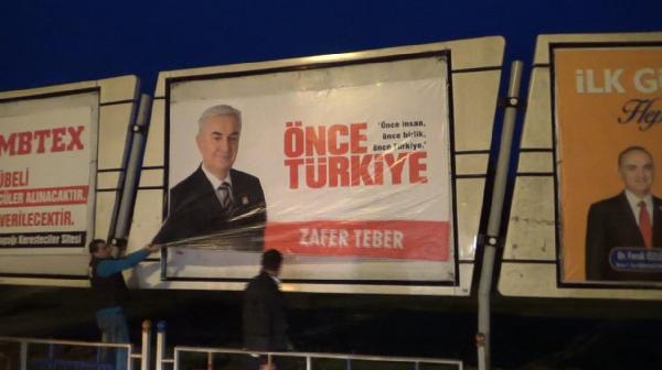 Düzce'de CHP adayının afişleri indirildi