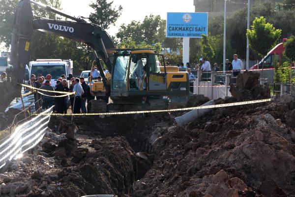 Kanalizasyon kanalında toprak altında kalan işçi öldü