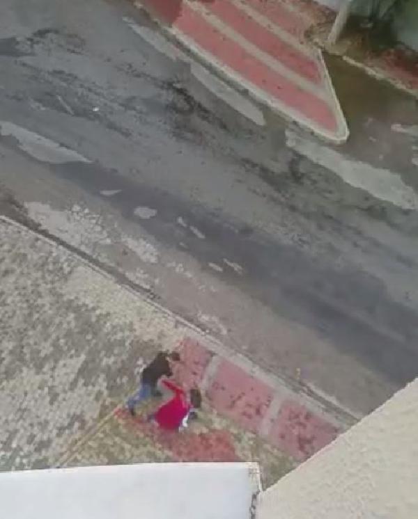 Kucağında bebek olan kadına dayak