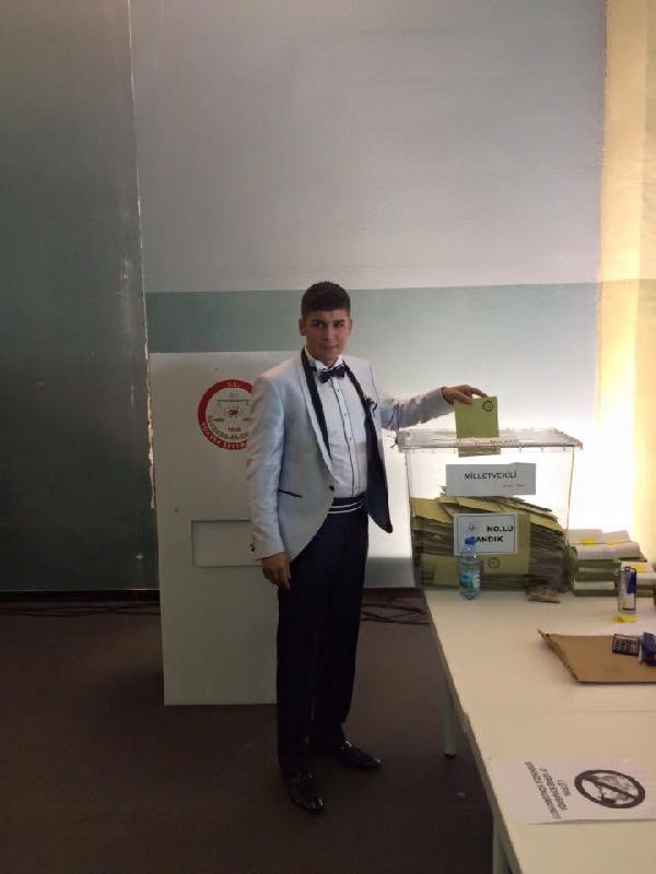 Genç çift düğün öncesi sandığa gitti