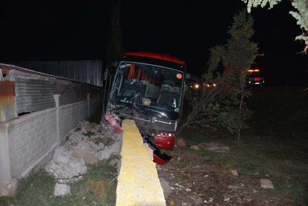 Yolcu otobüsü istinat duvarına çarptı