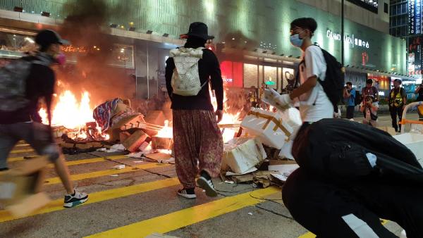Hong Kong’da protestolar sürüyor