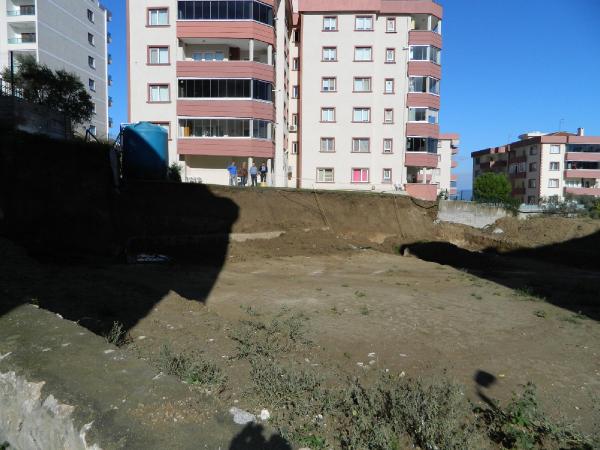 İstinat duvarı çöktü, 17 daireli bina boşaltıldı