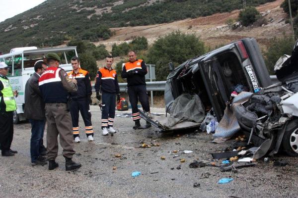 Otomobille hafif ticari araç çarpıştı: 1 ölü, 3 yaralı