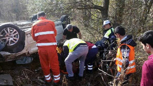 Otomobil şarampole yuvarlandı, sürücü ve eşi yaralandı