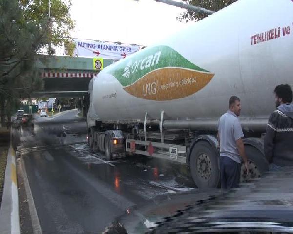 Ataköy'de sıvılaştırılmış doğalgaz taşıyan tanker altgeçide sıkıştı