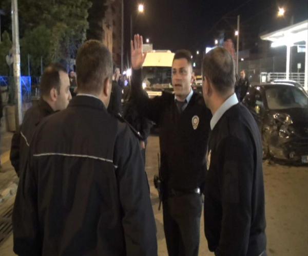 Kavgayı ayırmak isteyen komiser iki araç arasında sıkıştı