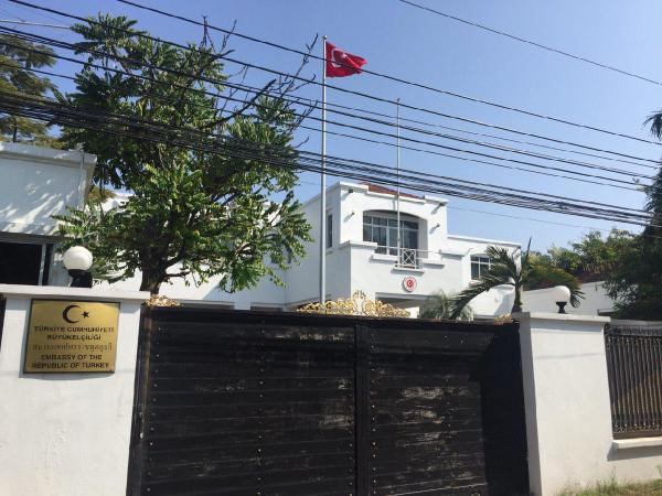 Tayland'da vatandaşlar sandık başındaydı