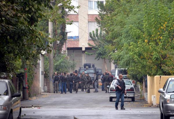 Diyarbakır'da IŞID'in hücre evine operasyon: 7 terörist ölü, 2 polis polis şehit (2)- YENİDEN
