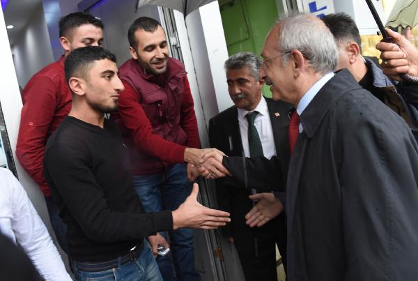 Kılıçdaroğlu, Kars'ta yağmur altında çarşıyı gezdi