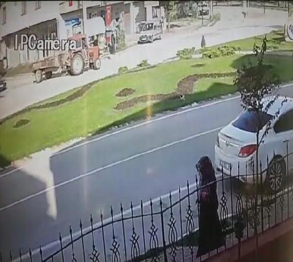 Ters yönden giden traktör motosiklete çarptı