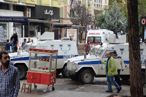 AK Partili Ensarioğlu'nun evinin önünde silahlı kavga