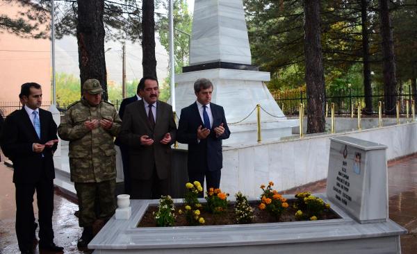Şehit korucu mezarı başında anıldı