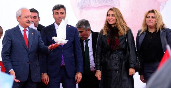 Kılıçdaroğlu, Kars'ta yağmur altında çarşıyı gezdi (2)