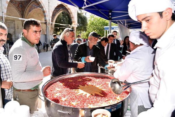 Cumhurbaşkanlığı, Antalya'da aşure dağıttı
