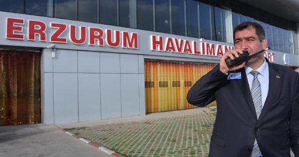 Uçaktan kelepçeli indirilen Slovak yolcunun kızından Erzurum'daki müdüre teşekkür