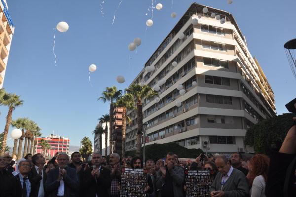 Katliamda ölenler için barış balonları uçurdular