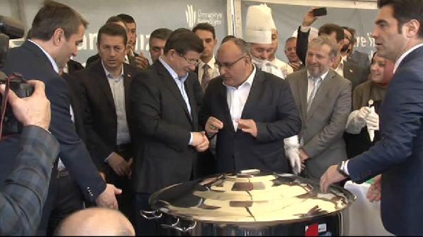 Başbakan Davutoğlu aşure dağıttı