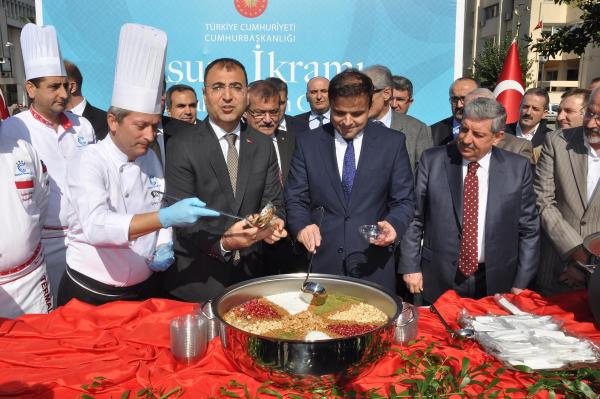 Cumhurbaşkanlığı'ndan İzmir'de aşure ikramı