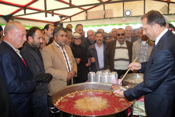 Cumhurbaşkanı adına Van Valisi aşure dağıttı