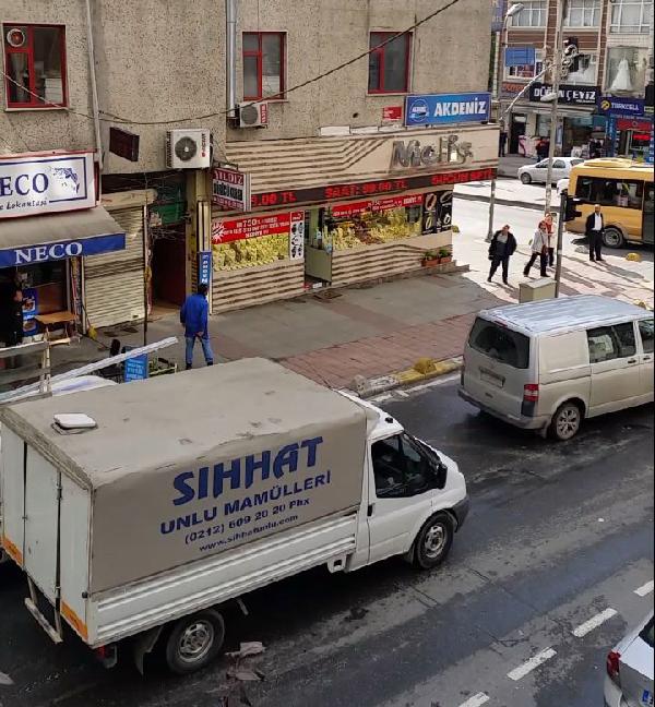 Kar maskeli otomatik silahlı kuyumcu soygunu kamerada
