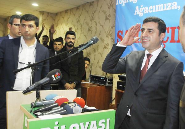 Selahattin Demirtaş : "Onların minaresi büyük iş kuleleridir, onlara tapıyorlar"