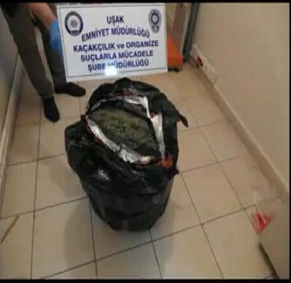 Otobüsteki çuvaldan 23 kilo 720 gram esrar çıktı