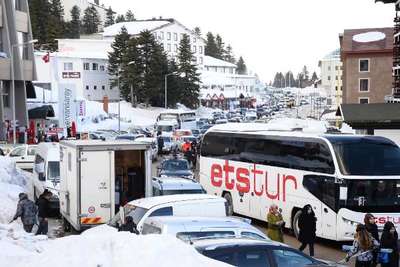 Uludağ’a tatilci akını trafiği kilitledi