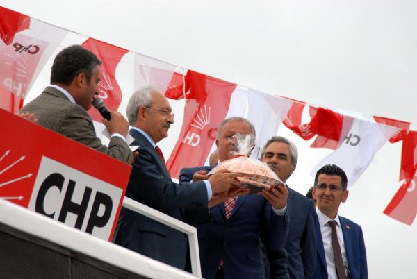 Kılıçdaroğlu, Kars'ta yağmur altında çarşıyı gezdi (3)