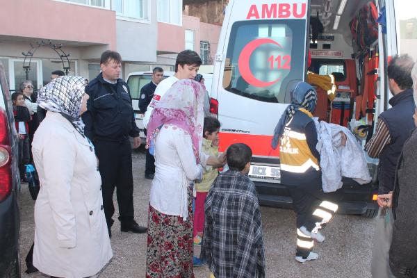 Evde çıkan yangında 2’si çocuk 3 kişi dumandan zehirlendi