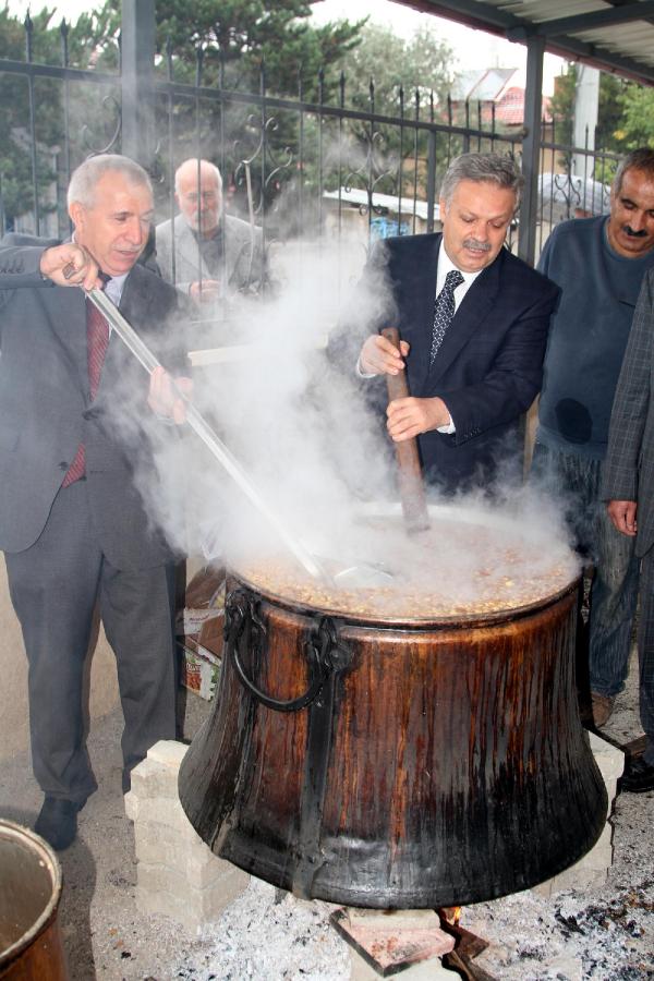 Erzincan'da 10 bin kişiye aşure dağıtıldı, 'birlik' mesajları verildi