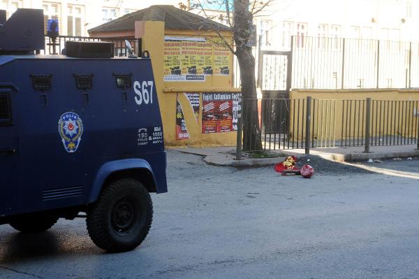 Okul önünde pankart alarmı...