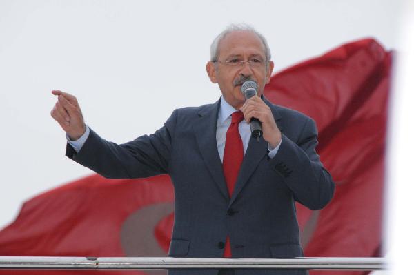 Kılıçdaroğlu, Kars'ta yağmur altında çarşıyı gezdi (4)